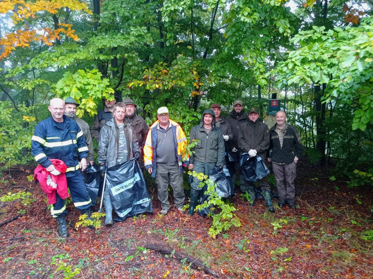 Volunteers in the Clean Slovakia action in the Harmanecká tisina National Nature Reserve